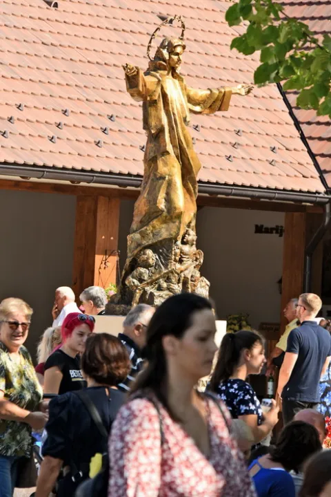 Tisuće hodočasnika stižu u &Scaron;umanovce: &bdquo;Majka Dobre Nade&ldquo; ponovno okuplja vjernike