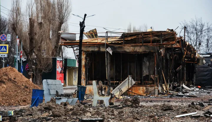Chark&oacute;w, Ukraina, 18.04.2022. Zniszczenia po rosyjskim ostrzale w Charkowie, 18 bm. Trwa inwazja Rosji na Ukrainę. (awol) PAP/Elena Dolzhenko Photo: Elena Dolzhenko/PAP