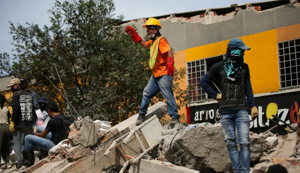 Volunteer rescuer Julio Cesar Pineda, 65, gestures as rescuers work at the site of a building damaged in an earthquake, in Pereira, Colombia, August 12, 2026. REUTERS/Juan David Duque Photo: Juan David Duque/REUTERS