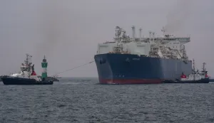 23 November 2022, Mecklenburg-Western Pomerania, Mukran: The "Neptune" sails into the port of Mukran off the coast of the island of R&uuml;gen. The first special ship for converting liquefied natural gas into its gaseous state has arrived in Germany. The "Neptune", which is more than 280 meters long, is an FSRU (Floating Storage and Regasification Unit). These special ships can receive LNG, heat it and turn it into gas. Photo: Stefan Sauer/dpa Photo: Stefan Sauer/DPA