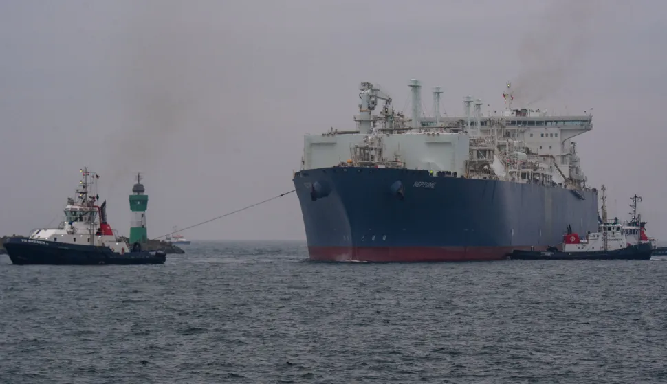 23 November 2022, Mecklenburg-Western Pomerania, Mukran: The "Neptune" sails into the port of Mukran off the coast of the island of R&uuml;gen. The first special ship for converting liquefied natural gas into its gaseous state has arrived in Germany. The "Neptune", which is more than 280 meters long, is an FSRU (Floating Storage and Regasification Unit). These special ships can receive LNG, heat it and turn it into gas. Photo: Stefan Sauer/dpa Photo: Stefan Sauer/DPA