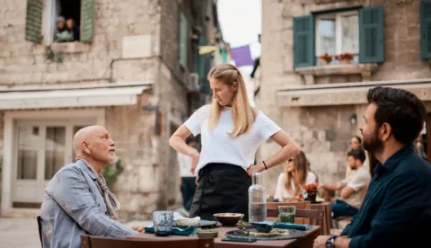 Novi promotivni video Hrvatske turističke zajednice "Croatia &ndash; I Hear It's Beautiful" sa svjetski poznatim glumcem Johnom Malkovichem u glavnoj ulozi zabilježio je značajan međunarodni odjek te privukao pažnju publike i stručne javnosti na brojnim emitivnim trži&scaron;tima.