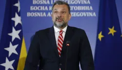 Sarajevo, 7.8.2026.- Ministar vanjskih poslova BiH Elmedin Konakovi? izjavio je u petak kako je ravnopravnost konstitutivnih naroda u toj zemlji temelj njezina opstanka i stabilnosti ?to mora biti zajam?eno i kroz pravi?nu zastupljenost u tijelima vlasti na svim razinama, no tvrdi kako su Bo?njaci ti koju su u najvi?e zakinuti. Konakovi? je to kazao uo?i konferencije pod nazivom "Polo?aj konstitutivnih naroda i ostalih u institucijama u BiH". Na slici Elmedin Konakovi?. foto HINA/ FENA/ Amer Kajmovi?/ ua