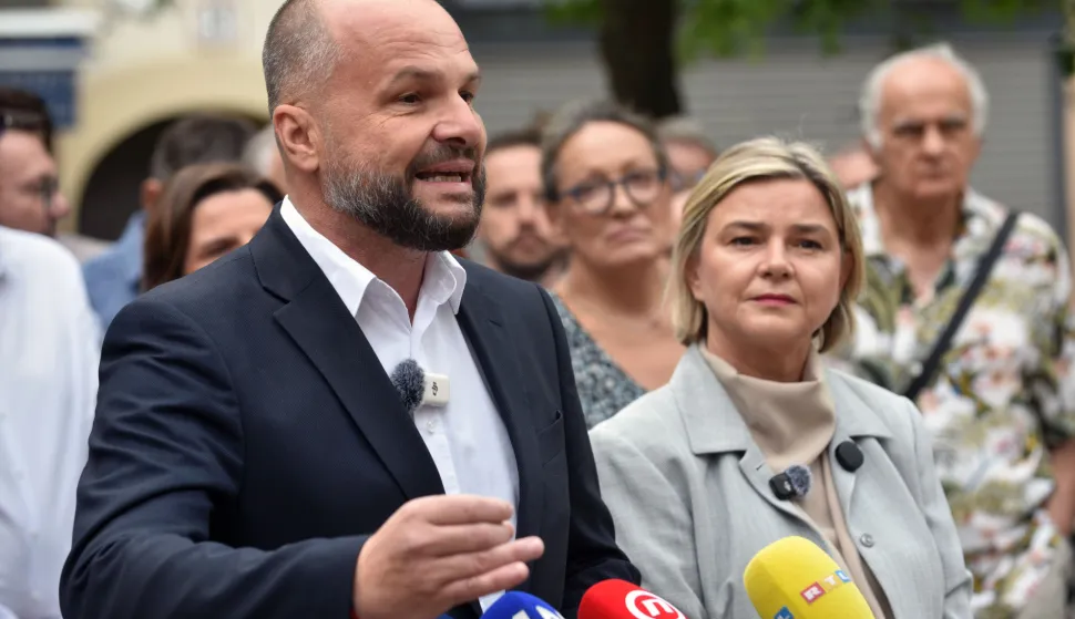 Zagreb, 20.7.2026.- Konferencija za medije stranaka Mo?emo! i SDP na Europskom trgu u Zagrebu povodom zavr?etka kampanje "Stopama Plenkovi?eve inflacije". Na slici predsjednik SDP-a Sini?a Hajda? Don?i i koordinatorica stranke Mo?emo! Sandra Ben?i?. foto HINA/ ua
