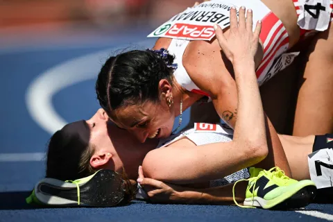 France's Clara Liberman (up) congratulates Italy's Eloisa Coiro (down) after competing in the women's 800m semi-final 2 during the European Athletics Championships at Alexander Stadium in Birmingham on August 13, 2026. (Photo by Paul ELLIS/AFP)