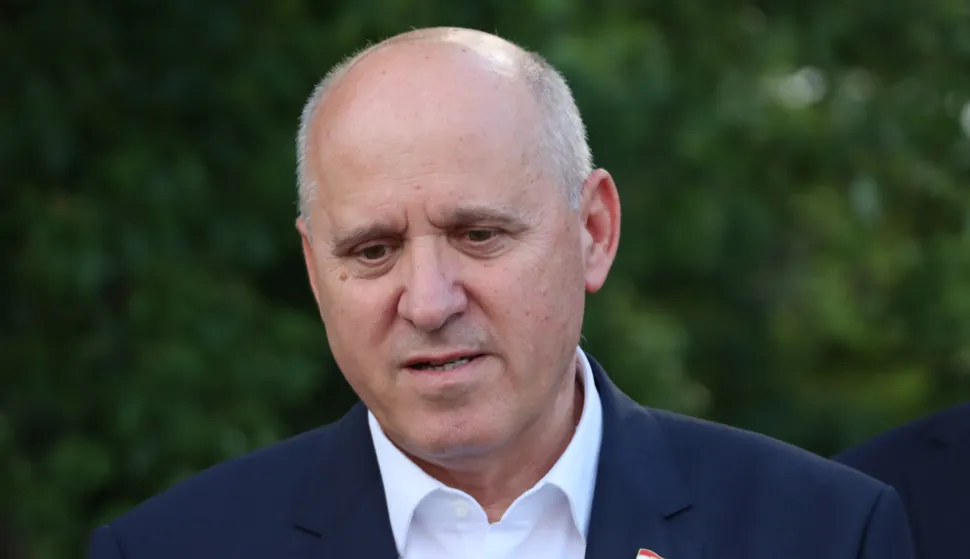 Nova Gradi&scaron;ka, 27.05.2026. - HDZ-ovi kandidati na prijevremenim lokalnim izborima u Novoj Gradi&scaron;ki predstavili su rje&scaron;enja za unapređenje stambene infrastrukture u gradu, a ministar Bačić dao im je podr&scaron;ku te istaknuo važnost suradnje lokalne i državne vlasti u realizaciji infrastrukturnih projekata. Na fotografiji Branko Bačić. foto HINA/ Dubravka KOVAČIĆ/ tm