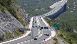 Vrgorac, 25.7.2026.- Promet je poja?an na va?nijim cestovnim pravcima u smjeru juga, osobito na autocestama A1 Zagreb-Split-Dubrovnik i A2 Zagreb-Macelj, pri ?emu se stvaraju kolone u zonama naplatnih postaja, ?vorova, tunela i odmori?ta te na ve?ini grani?nih prijelaza, izvijestio je HAK u subotu. Na slici autocesta kod Vrgorca. foto HINA/ Jure DIVI?/ ua