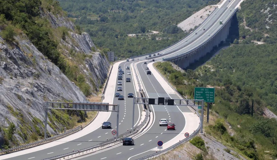 Vrgorac, 25.7.2026.- Promet je poja?an na va?nijim cestovnim pravcima u smjeru juga, osobito na autocestama A1 Zagreb-Split-Dubrovnik i A2 Zagreb-Macelj, pri ?emu se stvaraju kolone u zonama naplatnih postaja, ?vorova, tunela i odmori?ta te na ve?ini grani?nih prijelaza, izvijestio je HAK u subotu. Na slici autocesta kod Vrgorca. foto HINA/ Jure DIVI?/ ua