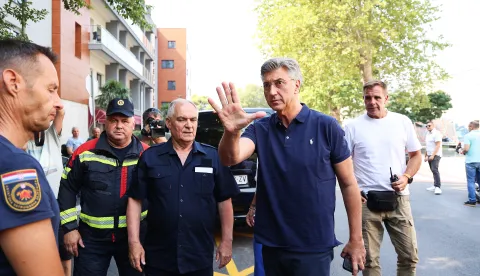 14.08.2026., Omis - u hotelu Plaza odrzan je sastanak predsjednika Vlade RH Andreja Plenkovica s predstavnicima vatrogasaca, policije, civilne zastite, lokalne vlasti i zdravstvenih sluzbi povodom pozara kod Omisa. Slavko Tucakovic, Blazenko Boban i predsjednik Vlade RH Andrej Plenkovic Photo: Ivana Ivanovic/PIXSELL