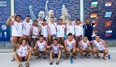 Hrvatska mu&scaron;ka vaterpolska reprezentacija do 20 godina plasirala se u polufinale Europskog prvenstva u Varni nakon &scaron;to je u četvrtfinalu svladala vr&scaron;njake iz Srbije sa 14-13 (4-4, 3-2, 4-3, 3-4).
