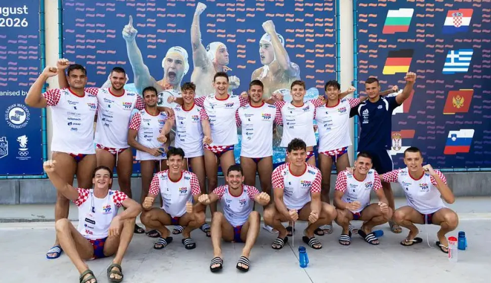 Hrvatska mu&scaron;ka vaterpolska reprezentacija do 20 godina plasirala se u polufinale Europskog prvenstva u Varni nakon &scaron;to je u četvrtfinalu svladala vr&scaron;njake iz Srbije sa 14-13 (4-4, 3-2, 4-3, 3-4).