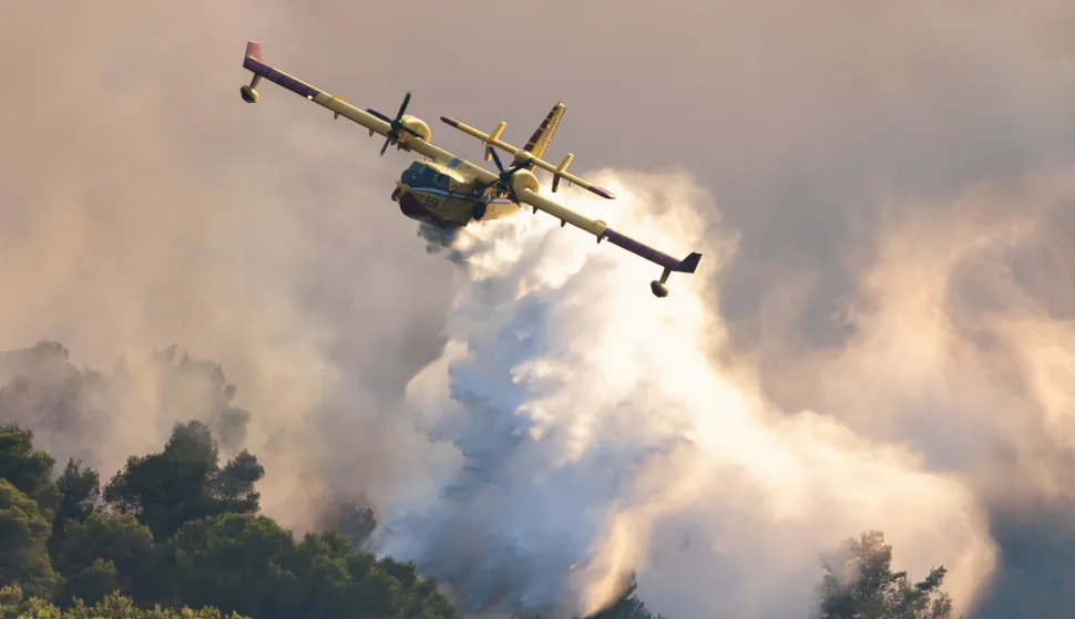 Čiovo, Slatine, 27.07.2023. - Tijekom poslijepodneva buknuo je veliki požar na otoku Čiovu kojeg su gasile brojne zemaljske i zračne vatrogasne snage.foto HINA/ Miroslav LELAS/ lm