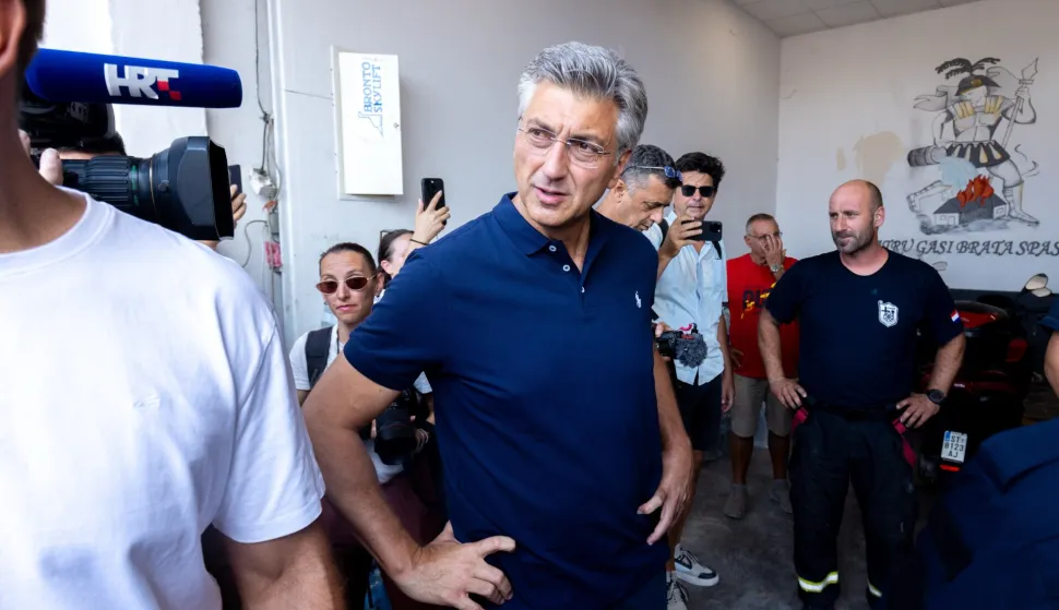 Omi&scaron;, 14.08.2026. - Predsjednik Vlade Andrej Plenković zajedno s ministrima i žurnim službama obi&scaron;ao požari&scaron;te između Lokve Rogoznica i Omi&scaron;a.foto HINA/ Miroslav Lelas/ lm