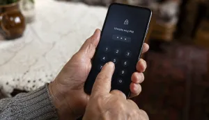 Osijek, 02. 06. 2026., Policijska uprava, Plavi Glas, ured za cyber kriminal, internetska prevara, prevara, krađa, krađa identiteta, internetski kriminal, upotreba mobila; stariji čovjek; ruke; mobitel; ilustracijaSNIMIO BRUNO JOBST