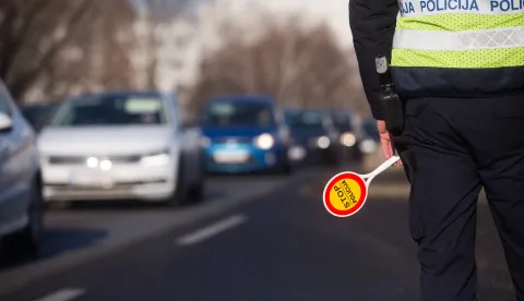 Zagreb, 23.12.2017 - Povodom nadolazećih blagdana, u cijeloj Republici Hrvatskoj pa tako i na području PU zagrebačke provodi se akcija nadzora vožnje pod utjecajem alkohola, nepridržavanja ograničenja brzine, kori&scaron;tenja sigurnosnog pojasa i za&scaron;titne kacige, nepropisnog kori&scaron;tenja mobitela te ostalih prekr&scaron;aja koji ugrožavaju sigurnost cestovnog prometa. Na fotografiji pripadnik policije sa znakom "Stop".foto HINA/ Daniel KASAP/ dk