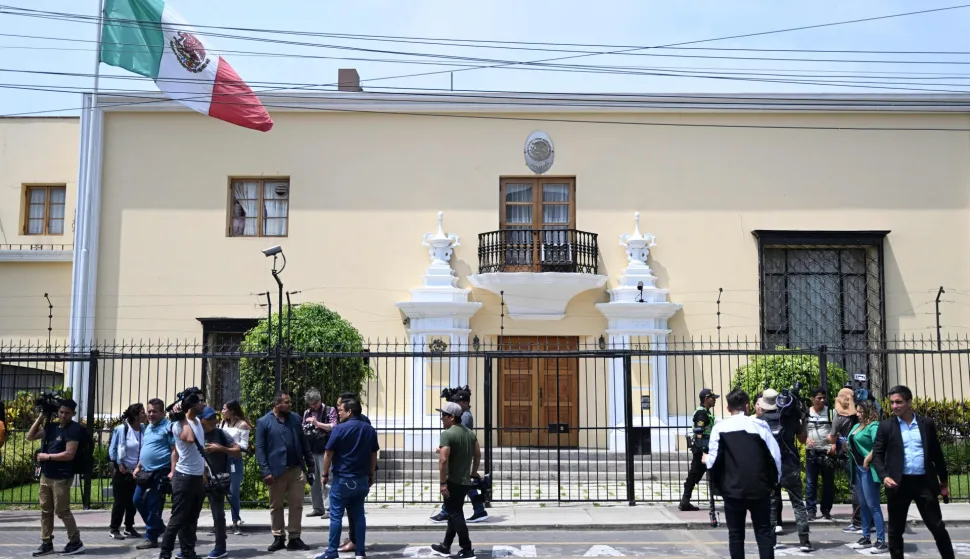 (FILES) Members of the press wait outside the Mexican embassy in Lima on December 20, 2022. Mexico and Peru announced on August 7, 2026, that they had restored diplomatic relations, which had been severed last November following a decision by Lima to denounce interference by the government of Claudia Sheinbaum, which had granted political asylum to the former chief of staff. (Photo by ERNESTO BENAVIDES/AFP)