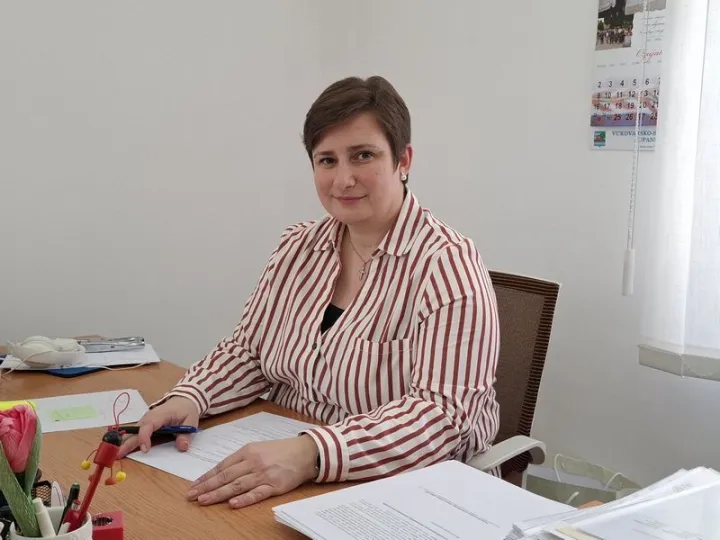 VINKOVCIIz Doma zdravlja Vukovarsko-srijemske županije, najavljuju kako je u tijeku realizacija projekta mobilnih ambulanti koja će posjećivati mjesta gdje nema liječničkih ambulanti, u okviru kojeg će najistočnija hrvatska županija dobiti tri takva vozila.Zrinka Čobanković, ravnateljica Doma zdravlja VSŽ-aožujak 2026-