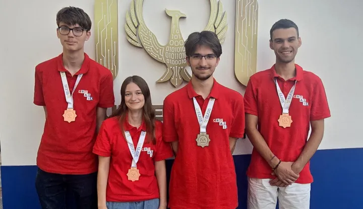 Na 38. međunarodnoj informatičkoj olimpijadi u Tashkentu (Uzbekistan) učenici zagrebačke XV. gimnazije osvojili su četiri medalje - srebro Dino Hadžić, a broncu Ma&scaron;a Dobrić, Ivo Pavičić i Lovro Tunjić, izvijestili su u nedjelju iz Hrvatskog saveza informatičara. 