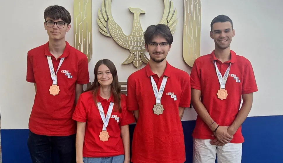Na 38. međunarodnoj informatičkoj olimpijadi u Tashkentu (Uzbekistan) učenici zagrebačke XV. gimnazije osvojili su četiri medalje - srebro Dino Hadžić, a broncu Ma&scaron;a Dobrić, Ivo Pavičić i Lovro Tunjić, izvijestili su u nedjelju iz Hrvatskog saveza informatičara. 