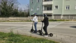 Djeca na romobilima