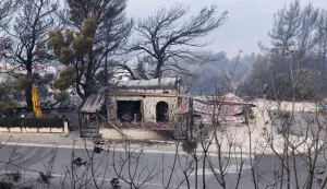 Omi&scaron;, Stanići, Lokva Rogoznica, 14.08.2026. - Požar koji je sinoć planuo u Lokvi Rogoznici pro&scaron;irio se do Omi&scaron;a. U bolnicu je prebačeno preko 20 ozlijeđenih, a nastala je i velika materijalna &scaron;teta.foto HINA/ Miroslav Lelas/ lm