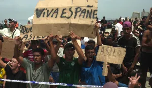 16 August 2026, Spain, Ceuta: Migrants are demonstrating on Playa Del Trampolin beach to demand asylum in Spain. Photo: Sven Kaeuler/dpa Photo: Sven Kaeuler/DPA
