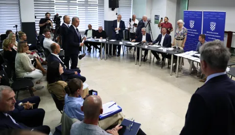 Gospić, 17.08.2026 - Sjednica saborskoga Odbora za za&scaron;titu okoli&scaron;a i prirode, sazvana zbog izvanredne situacije s nezakonitim odlagali&scaron;tem opasnog otpada u krugu biv&scaron;eg PPK Velebit u Gospiću i značajnom kontaminacijom tla i podzemnih voda, potvrđenih nalazom vje&scaron;taka za&scaron;tite okoli&scaron;a u okviru USKOK-ove istrage. foto HINA/ Dario GRZELJ/ ik