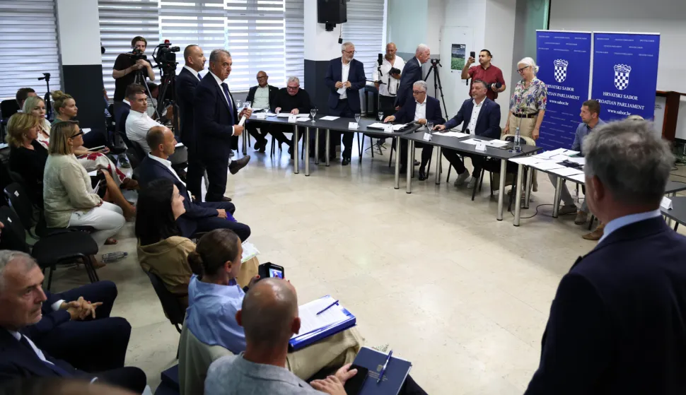 Gospić, 17.08.2026 - Sjednica saborskoga Odbora za za&scaron;titu okoli&scaron;a i prirode, sazvana zbog izvanredne situacije s nezakonitim odlagali&scaron;tem opasnog otpada u krugu biv&scaron;eg PPK Velebit u Gospiću i značajnom kontaminacijom tla i podzemnih voda, potvrđenih nalazom vje&scaron;taka za&scaron;tite okoli&scaron;a u okviru USKOK-ove istrage. foto HINA/ Dario GRZELJ/ ik