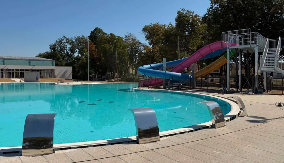 VINKOVCIRadovi na izgradnji vanjskih bazena u Lenijama u zavr&scaron;noj su fazi, preostalo je tek nekoliko detalja. Nakon toga slijedi tehnički pregled i bazeni će biti otvoreni za kupače.KOLOVOZ 2026.