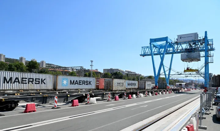 Credit: VEDRAN KARUZACaption:RIJEKA, 19. 08. 2025. Reportaža s RGW kontejnerski terminal, tema željeznički promet, Zagrebačka obala, kontejnerski terminal, uvoz, izvoz, pretovar, željeznica, vlak, kontejner, dizalica, vagon, maersk, Rijeka Gateway SNIMIO: VEDRAN KARUZA.