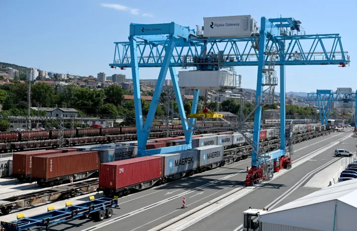 Credit: VEDRAN KARUZACaption:RIJEKA, 19. 08. 2025. Reportaža s RGW kontejnerski terminal, tema željeznički promet, Zagrebačka obala, kontejnerski terminal, uvoz, izvoz, pretovar, željeznica, vlak, kontejner, dizalica, vagon, maersk, Rijeka Gateway SNIMIO: VEDRAN KARUZA