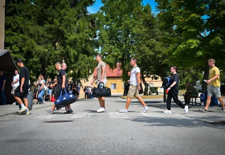 VINKOVCITreći nara&scaron;taj ročnika započeo je temeljno vojno osposobljavanje (TVO) u vojarnama Oružanih snaga Republike Hrvatske, a prvi put i u vojarni 5. gardijske brigade Slavonski sokolovi u Vinkovcima. Od ukupno 1000 ročnika i ročnica, 300 će se obučavati u Kninu, 400 u Požegi, 200 u Slunju i prvi put 100 u Vinkovcima.kolovoz 2026.
