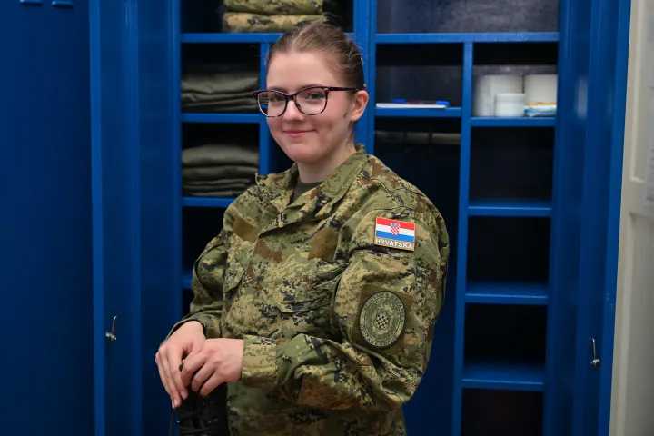 VINKOVCITreći nara&scaron;taj ročnika započeo je temeljno vojno osposobljavanje (TVO) u vojarnama Oružanih snaga Republike Hrvatske, a prvi put i u vojarni 5. gardijske brigade Slavonski sokolovi u Vinkovcima. Od ukupno 1000 ročnika i ročnica, 300 će se obučavati u Kninu, 400 u Požegi, 200 u Slunju i prvi put 100 u Vinkovcima.kolovoz 2026.