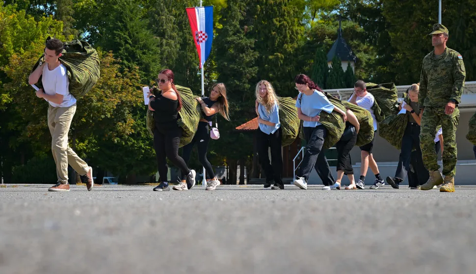 VINKOVCITreći nara&scaron;taj ročnika započeo je temeljno vojno osposobljavanje (TVO) u vojarnama Oružanih snaga Republike Hrvatske, a prvi put i u vojarni 5. gardijske brigade Slavonski sokolovi u Vinkovcima. Od ukupno 1000 ročnika i ročnica, 300 će se obučavati u Kninu, 400 u Požegi, 200 u Slunju i prvi put 100 u Vinkovcima.kolovoz 2026.