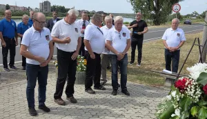 Slavonski Brod, 18.08.2026. - Komemoracija povodom 34. obljetnice pogibije hrvatskih branitelja 105. bjelovarske brigade na području Slavonskog Broda. Obilježavanje obljetnice i polaganje vijenaca predviđeno je kod spomenika poginulim braniteljima Bjelovara, u Ulici Stjepana Radića kod savskog mosta. foto HINA/ Irena VUKAS/ tm