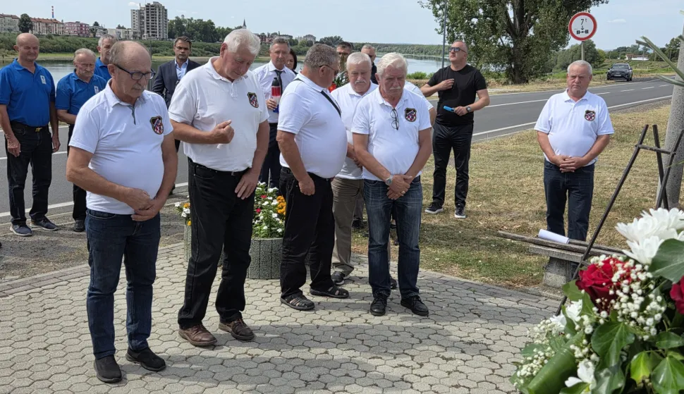 Slavonski Brod, 18.08.2026. - Komemoracija povodom 34. obljetnice pogibije hrvatskih branitelja 105. bjelovarske brigade na području Slavonskog Broda. Obilježavanje obljetnice i polaganje vijenaca predviđeno je kod spomenika poginulim braniteljima Bjelovara, u Ulici Stjepana Radića kod savskog mosta. foto HINA/ Irena VUKAS/ tm