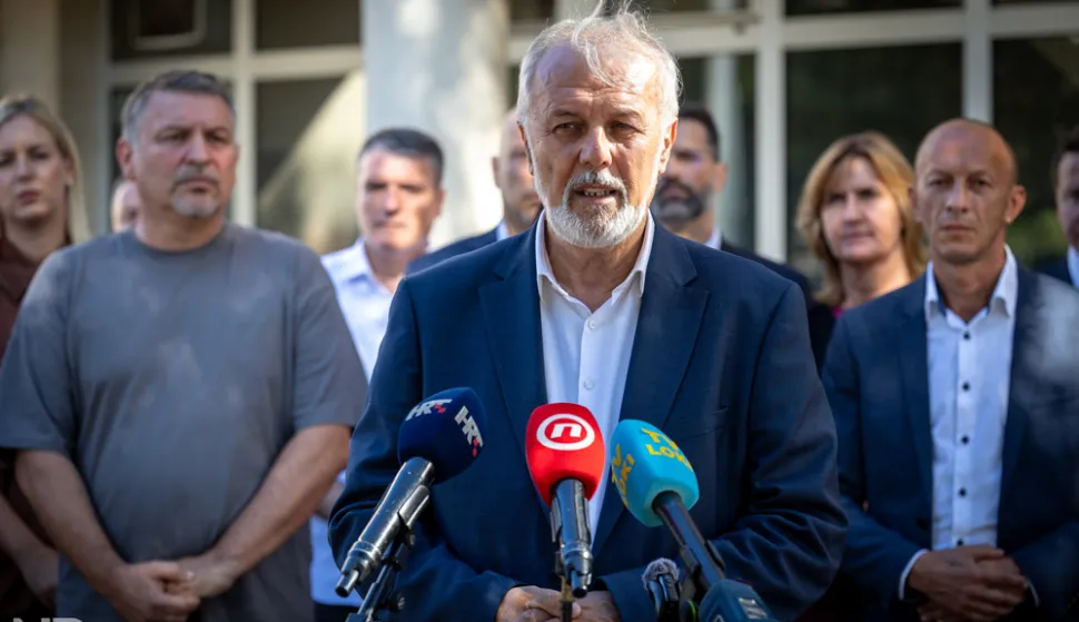 Gospi?, 14.8.2026.- Nakon ?to je sjednica saborskog Odbora za za?titu okoli?a i prirode, koja se danas trebala odr?ati u Gospi?u, zbog tragi?nih doga?aja i velikog po?ara na omi?kom podru?ju odgo?ena za ponedjeljak, ?lanovi Odbora iz redova HDZ-a i koalicijskih partnera ipak su se okupili u Gospi?u i odr?ali sastanak s predstavnicima Ministarstva za?tite okoli?a i zelene tranzicije, Fonda za za?titu okoli?a i energetsku u?inkovitost te Li?ko-senjske ?upanije. Na slici saborski zastupnik Ante Sanader daje izjavu za medije nakon sastanka. foto HINA/ Li?ko-senjska ?upanija/ ua