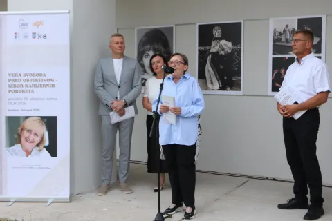 Osijek, 18. 08. 2026, Državni arhiv u Osijeku, DAOS. Vera Svoboda pred objektivom - izbor karijernih portreta, povodom 90. obljetnice rođenja, OLJK 2026. Izložba fotografija. Autori izložbe: Dražen Ku&scaron;an, odabir izložaka: Dra&scaron;en Ku&scaron;an i Vesna Njiko&scaron; Pečkaj. Tihomir Florjijančić, Zdenka Predrijevac,kčer pokojne Vere Svobode, Vesna Njiko&scaron; Pečkaj je otvorila izložbu, i Dražen Ku&scaron;an.snimio GOJKO MITIĆ