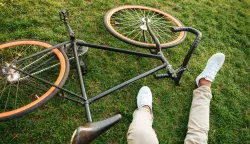 Cropped picture of handsome young african man early morning with bicycle outdoors.bicikl biciklist pijan pad pao ozlijedafreepik ilustracija