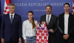 Zagreb,19.08.2026 - Predsjednik Vlade primo je hrvatske atletičare Saru Kolak i Marina Bloudeka povodom osvajanja zlatne i srebrne medalje na Europskom prvenstvu u atletici u Birminghamu.Foto HINA/Tomislav Pavlek/tp