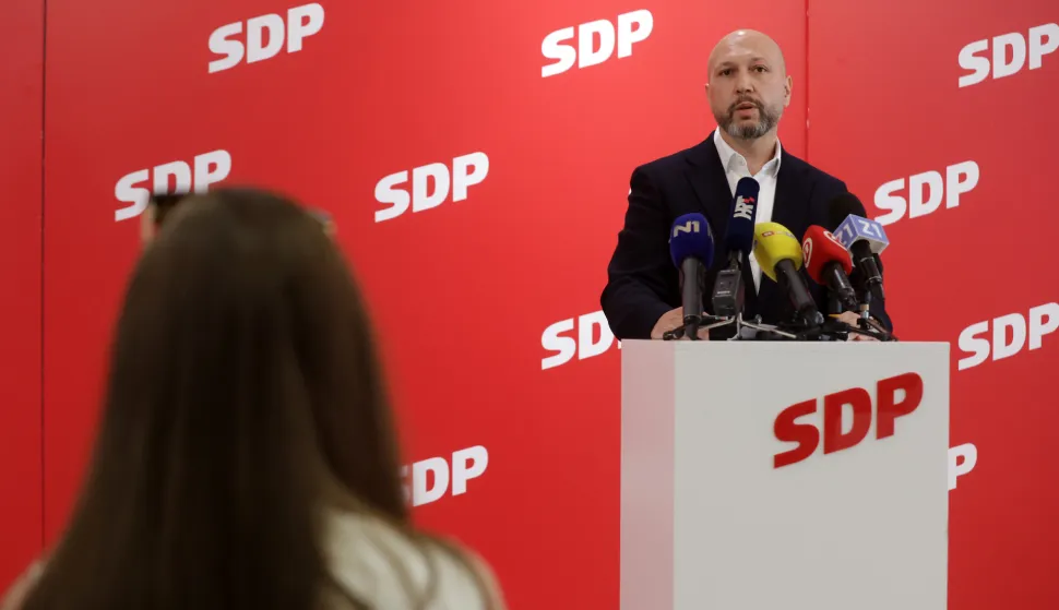 Zagreb, 19.08.2026 - Konferencija za novinare SDP-a o slučaju opasnog ilegalnog otpada i izvanrednom zasjedanju Hrvatskoga sabora na kojoj je govorio Mihael Zmajlović, član saborskog Odbora za za&scaron;titu okoli&scaron;a i prirodu. Naa fotografiji Mihael Zmajlović.foto HINA/ Denis CERIĆ /dc
