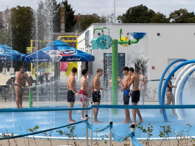 VINKOVCIVinkovci su dobili nove otvorene bazene te zajedno s energetski obnovljenim dvoranskim plivali&scaron;tem Vinkovčani sada na raspolaganju imaju moderan i zaokružen bazenski kompleks smje&scaron;ten u atraktivnom ambijentu parka Lenije, nadomak sredi&scaron;ta grada, 18. kolovoza 2026.