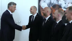 Zagreb,19.08.2026 - U povodu Europskog prvenstva u sportskoj gimnastici koje se održava u Zagrebu, predsjednik Vlade Andrej Plenković sastao se s izaslanstvom Hrvatskog gimnastičkog saveza, predvođenim predsjednikom Saveza i glavnim izvr&scaron;nim direktorom Organizacijskog odbora Europskog prvenstva Marijom Možnikom.Foto HINA/Tomislav Pavlek/tp