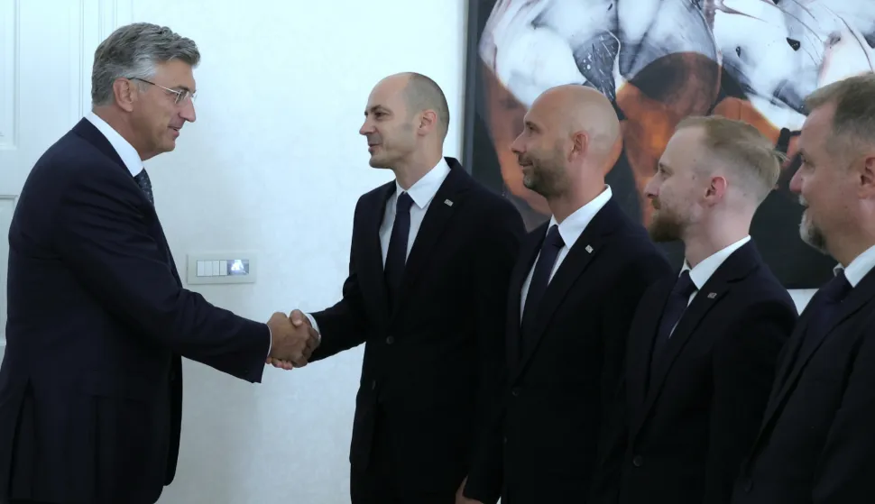 Zagreb,19.08.2026 - U povodu Europskog prvenstva u sportskoj gimnastici koje se održava u Zagrebu, predsjednik Vlade Andrej Plenković sastao se s izaslanstvom Hrvatskog gimnastičkog saveza, predvođenim predsjednikom Saveza i glavnim izvr&scaron;nim direktorom Organizacijskog odbora Europskog prvenstva Marijom Možnikom.Foto HINA/Tomislav Pavlek/tp