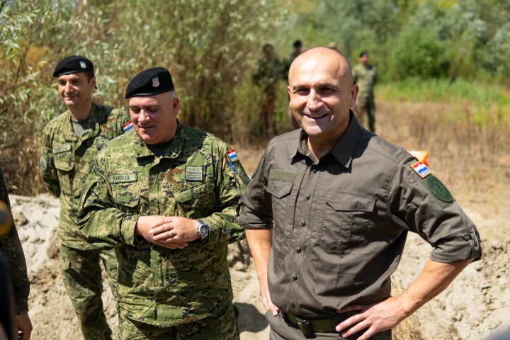 Osijek, 19. 8. 2026., Izvlačenje replike rimskog broda Danuvina Alacris na obali Drave Ivan Anu&scaron;ić; Danuvina Alacris; rimski antički brod; replika antičkog broda; muzejski eksponat; riječno plovilo; MORH; vojska