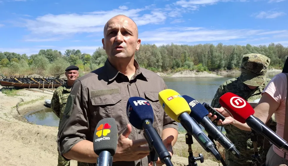 Osijek, 19.08.2026. - Potpredsjednik Vlade i ministar obrane Ivan Anu&scaron;ić rekao je u srijedu kako će akcija sapa&scaron;avanja nasukane replike antičkog rimskog broda na obali Drave u Osijeku biti do kraja obavljena, a brod će, zahvaljujući Oružanim snagama RH, biti vraćen u Njemačku. foto HINA/ Igor VUČKOVIĆ/ tm