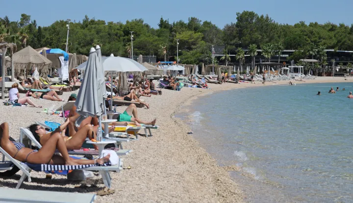 Novalja, 23.07.2026. - Kupači na poznatoj plaži Zrće.Foto HINA/Zvonko KUCELIN