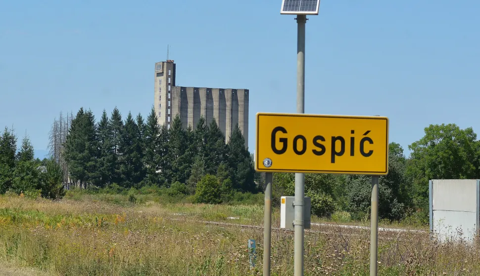 Gospi?, 16.08.2026. - Lokacija nekada?njeg PPK Velebita u Gospi?u, kasnije Plastruktor kamo je vara?dinska tvrtka Tipos Resurs godinama dovozila i odlagala razne vrste opasnog uvoznog otpada. foto HINA/ Mladen VOLARI?/ ik
