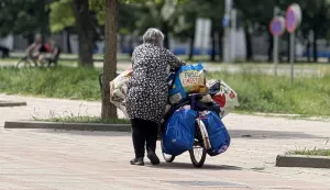 Osijek, 05. 05. 2026., umirovljenik; umirovljenica; starost; starica; siroma&scaron;tvo; egzistencija; rub egzistencije; skupljanje boca; preživljavanje; mirovina; mala mirovina; slobodnjak, slobodnjaciSNIMIO BRUNO JOBST