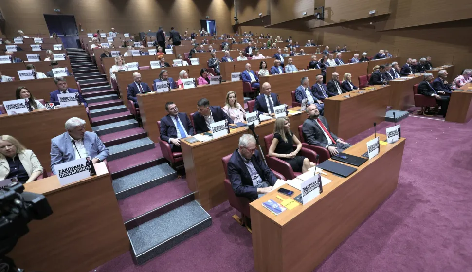 Zagreb,20.08.2026 -- Hrvatski sabor započeo je dvodnevnu izvanrednu sjednicu koju je predsjednik Sabora Gordan Jandroković sazvao na zahtjev predsjednika Republike Zorana Milanovića zbog opasnog otpada nezakonito odloženog na području Gospića i Ličko-senjske županije i zabrinutosti zbog opasnosti za zdravlje ljudi i &scaron;tete za okoli&scaron;.Foto HINA/Tomislav Pavlek/tp